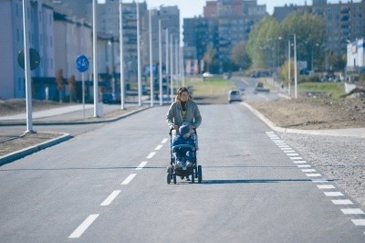 Na razie z alei Solidarności korzystają matki z wózkami, rowerzyści i rolkarze. Za tydzień aleją - która łączy aleję Witosa z ulicą Wiejską - pojadą samochody. Potem mają jeździć także autobusy. (fot. Sławomir Mielnik)