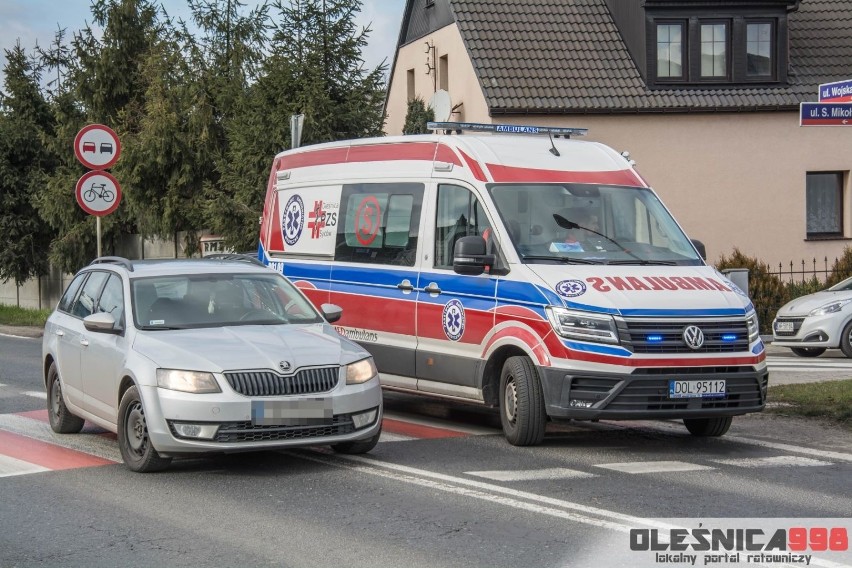 Skoda potrąciła kobietę na przejściu dla pieszych [ZDJĘCIA]