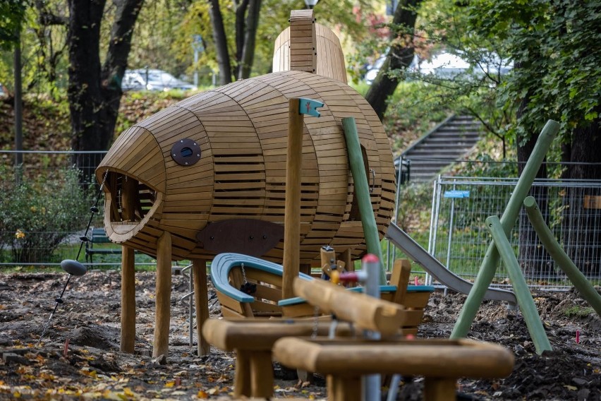 Kraków. Taaaka ryba na podgórskich plantach Nowackiego. Powstaje nowy plac zabaw [ZDJĘCIA]