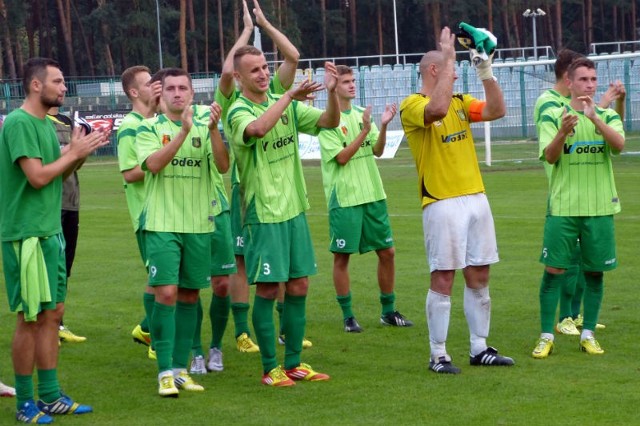 Piłkarze Stali Stalowa Wola mieli powody do radości, wygrali kolejny mecz na swoim stadionie, tym razem z Górnikiem Wałbrzych 3:1. W środku z numerem 3 strzelec dwóch goli Michał Czarny.