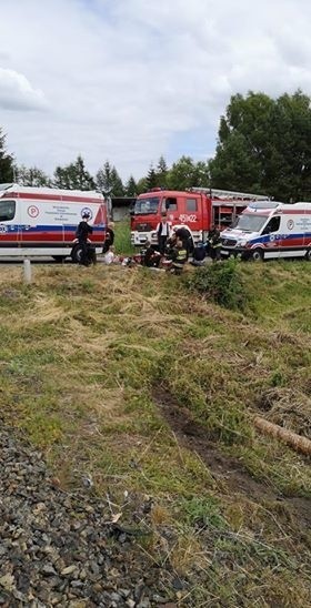 Wypadek w Daleszewie. Pociąg osobowy zderzył się z cieżarówką. Jedna osoba nie żyje, jest wielu rannych [ZDJĘCIA]
