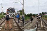 Wypadek w Daleszewie. Pociąg osobowy zderzył się z cieżarówką. Jedna osoba nie żyje, jest wielu rannych [ZDJĘCIA]