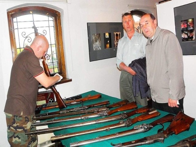 Marcin Synak (z lewej) opowiadał w Kurzej Stopie o broni wypożyczonej na Noc w Muzeum ze Starogardu Szczecińskiego