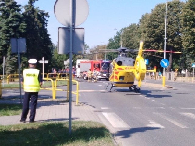 Nie udało się uratować 25-letniego policjanta, który postrzelił się w komendzie policji w Inowrocławiu. Do szpitala  w Bydgoszczy przetransportowano go śmigłowcem Lotniczego Pogotowia Ratunkowego