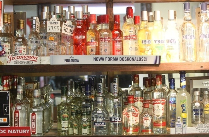 Znikają sklepy z alkoholem! Bo łodzian coraz mniej... [zdjęcia]