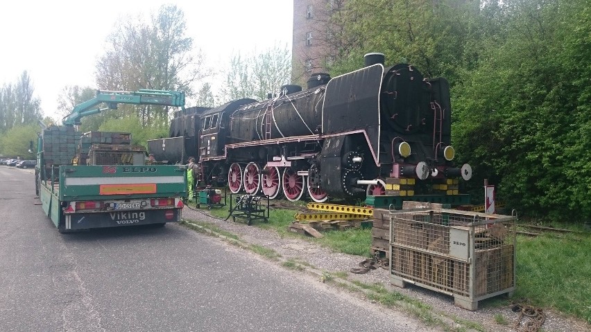 Do lokomotywowni w Łazach została przetransportowana...