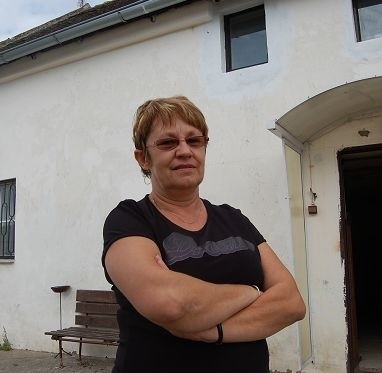 Krystyna Michałów przed ośrodkiem resocjalizacyjno - readaptacyjnym w Lutynce. Tutaj wkrótce rozpocznie swoją działalność spółdzielnia socjalna.
