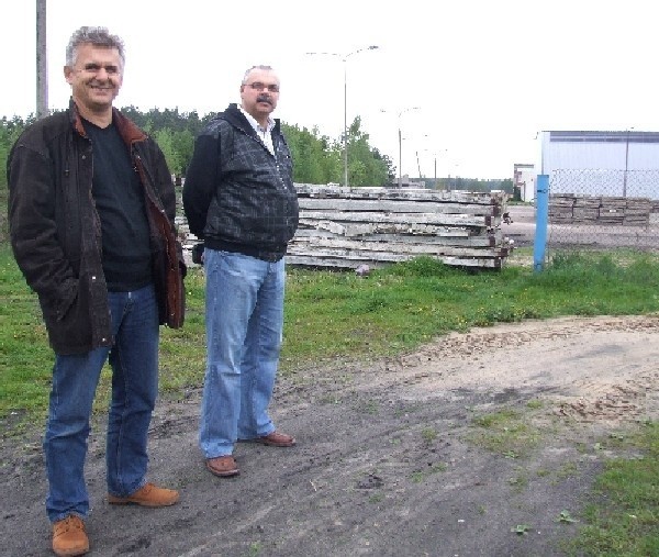 - Nie chcemy tu mieć zakłądu asfaltu - mówia przedstawiciele komitetu protestacyjnego Grzegorz Banasik (z lewej) i Marek Sitkowski.