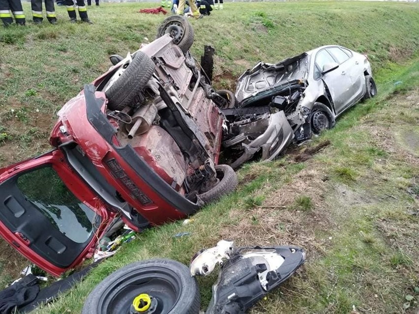 Wypadek i dachowanie na autostradzie. To cud, że nie było ofiar [ZDJĘCIA]