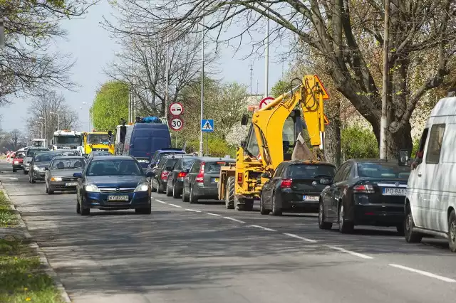 Na początku wakacji podobnie trudno będzie też na trasie do Mielna i Darłowa. Ze względu na trwające prace drogowe przejazd zakorkowaną ulicą Morską w Koszalinie (wyjazd na Mielno i Kołobrzeg) jest obecnie bardzo trudny. Jeśli drogowcy nie zakończą prac w tej okolicy zgodnie z obietnicami, w sezonie czeka nas komunikacyjny paraliż.