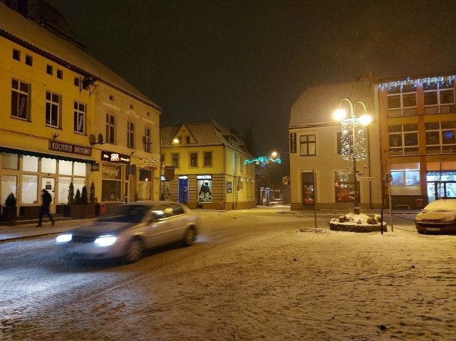 Na nowomiejskim rynku kierowcy celowo wprowadzali swoje samochody w poślizg