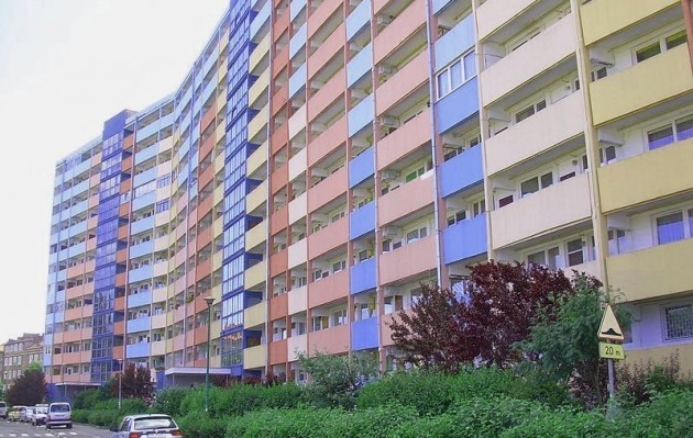 Najdłuższy polski blok mieszkalnyMiał to być "standardowy" blok, ale w pobliżu było sporo wolnej przestrzeni i bardzo długa kolejka czekających na mieszkanie na początku lat 70-tych, dlatego stopniowo zmieniano plany zabudowy.