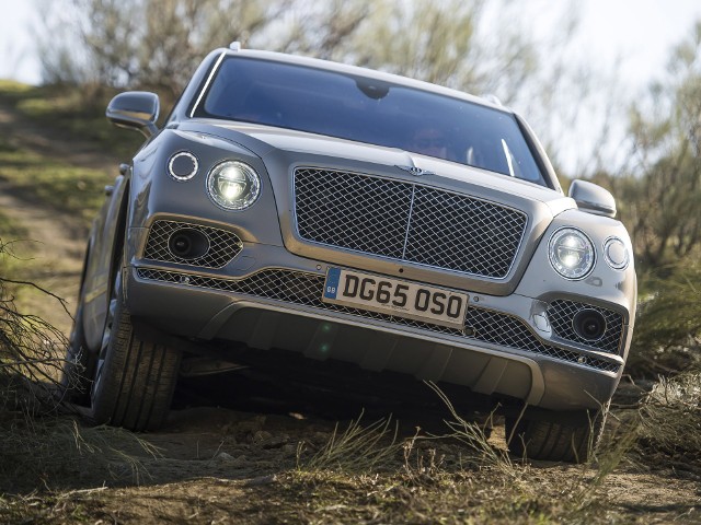 Bentley Bentayga SUV napędzany jest 608-konnym silnikiem W12 TSI, który generuje moment obrotowy wynoszący 900 Nm. Przyspieszenie do 100 km/h ważącemu 2422 kg samochodowi zajmuje 4,1 s, natomiast prędkość maksymalna wynosi 301 km/h. Fot. Benyley