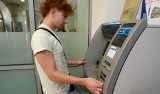 Banki "kroją” nas już nawet za darmowe bankomaty [opłaty]