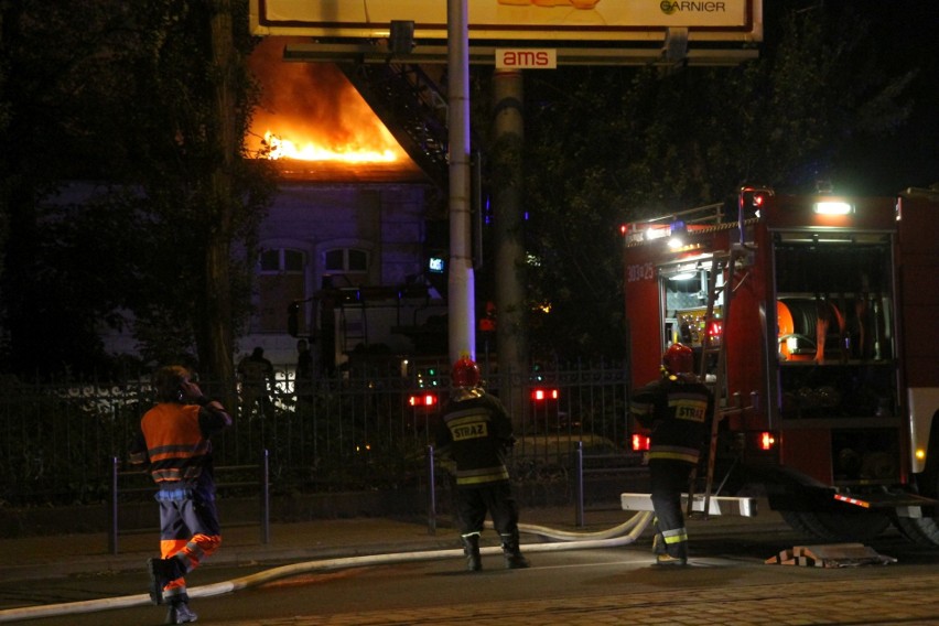 Pożar najstarszego dworca kolejowego w Polsce. W akcji 10 zastępów straży pożarnej [ZDJĘCIA]