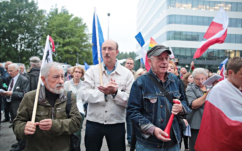 Kraków. Mieszkańcy protestowali przeciwko reformie sądownictwa [ZDJĘCIA]