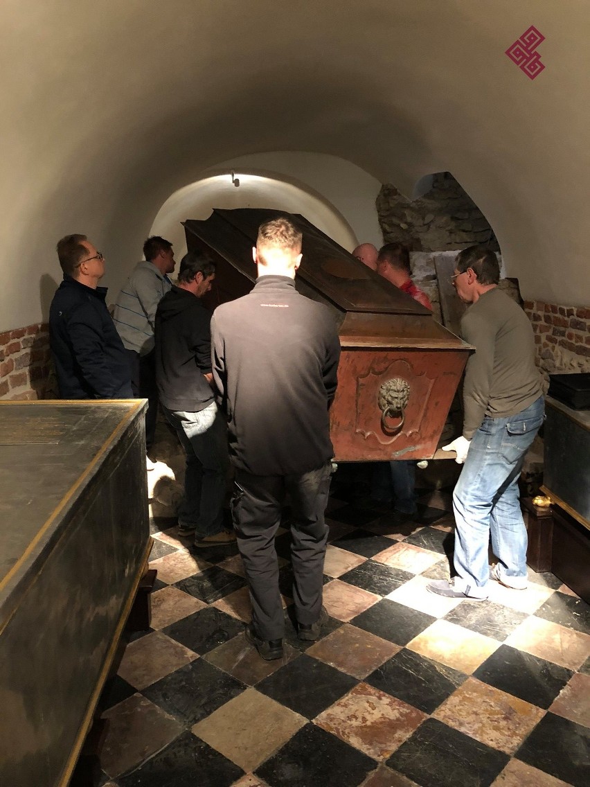 Wawel: szczątki króla, korona i badacze. Otwarto sarkofag Augusta II Mocnego