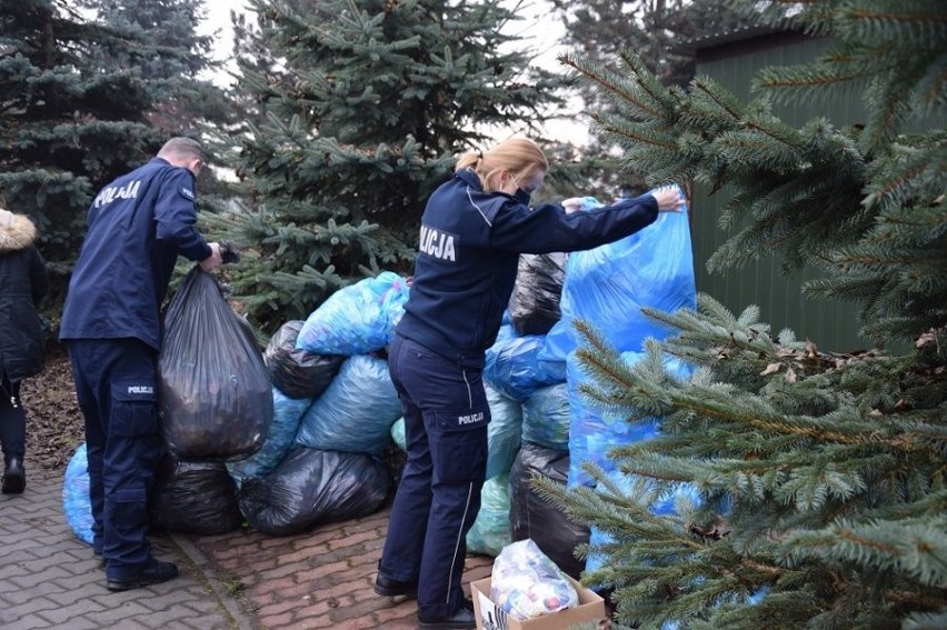 Kraków. Policjanci zbierali plastikowe nakrętki, by wspomóc hospicjum im. św. Łazarza