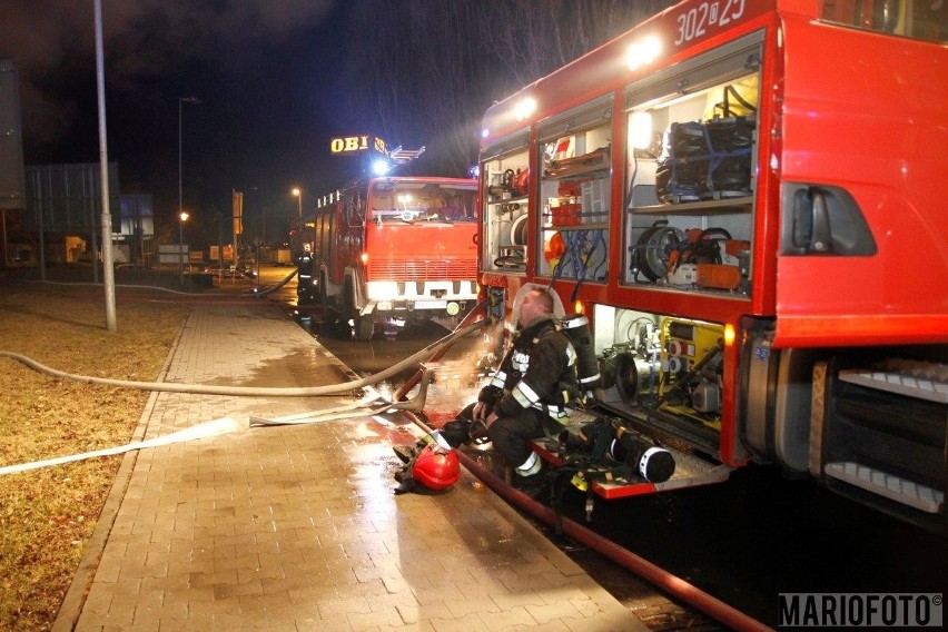 Na miejscu pracuje 13 zastępów straży pożarnej w Opolu.