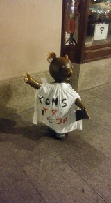 Miś Uszatek i Tuwim w koszulce "konstytucja", autorzy akcji związani z KOD-em na komendzie w Łodzi