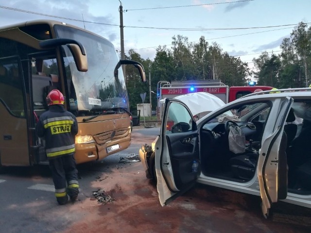 Zderzył się autokar z dwoma samochodami osobowymi