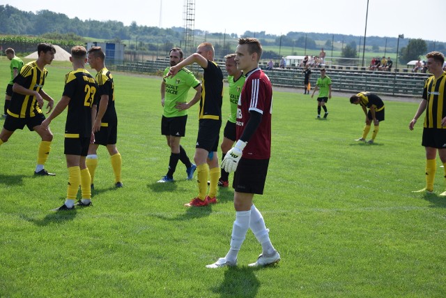 12. kolejkę zmagań w BS Leśnica 4 Lidze Opolskiej zdominowały bardzo nietypowy przebieg wydarzeń podczas meczu w Starowicach Dolnych oraz sędziowski „spektakl” w Krapkowicach.