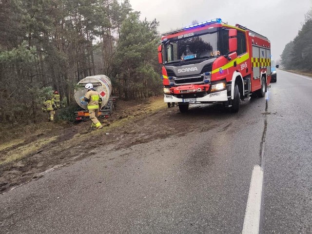 W poniedziałek (9 stycznia) po południu w Prądocinie pod Bydgoszczą na DK 25 zderzyła się cysterna i dwa samochody osobowe. Jedną osobę zakleszczoną w aucie musieli uwolnić strażacy. Policja wprowadziła ruch wahadłowy.