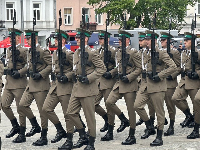 Wojskowe uroczystości na Placu Wolności w Kielcach.