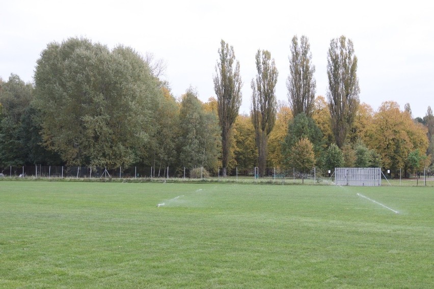 Hybrydowa trawa na boisku MOSiR w parku na Zdrowiu [ZDJĘCIA]
