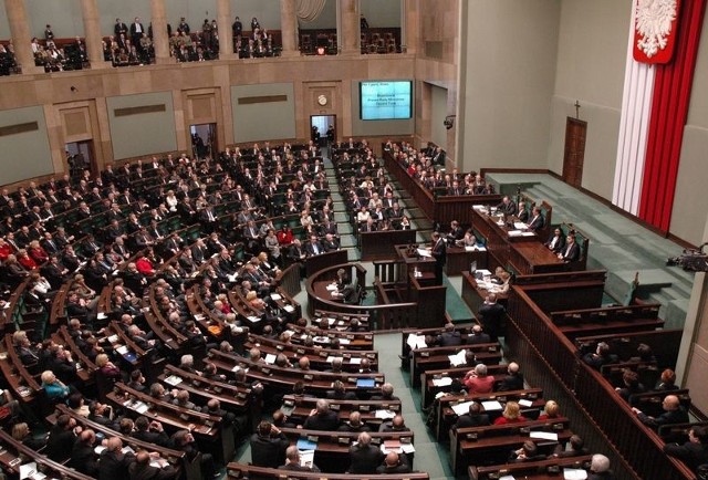 Sejm musiał zmienić ustawę po wyroku Trybunału Konstytucyjnego, który uznał przepisy umożliwiające tak zwany wykup mieszkań "za symboliczną złotówkę" za niezgodne z konstytucją.