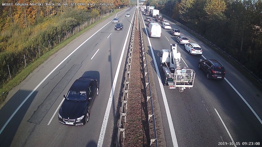 Karambol 8 aut na obwodnicy na wysokości Chwarzna przed zjazdem na Witomino w stronę Gdyni 15.10. Tworzą się ogromne korki na S6 