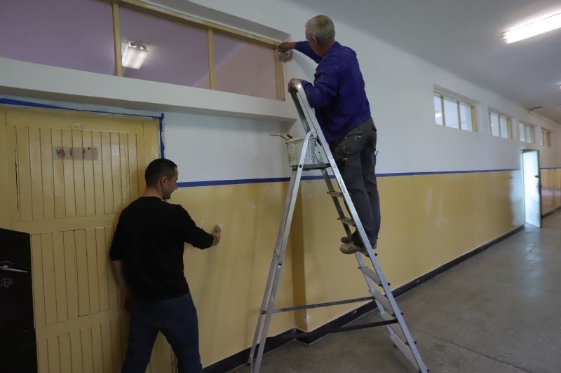 Dyrektor maluje szkolne korytarze - w łódzkim Zespole Szkół Rzemiosła 