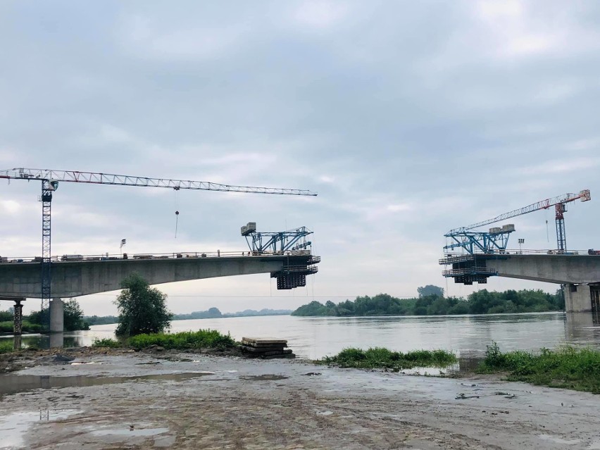 Trwa budowa mostu na Wiśle w Nowym Korczynie.