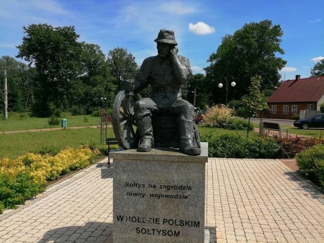 W południowej części Wąchocka znajduje się między innymi słynny Pomnik Sołtysa. Stoi oczywiście w... Alei Sołtysów