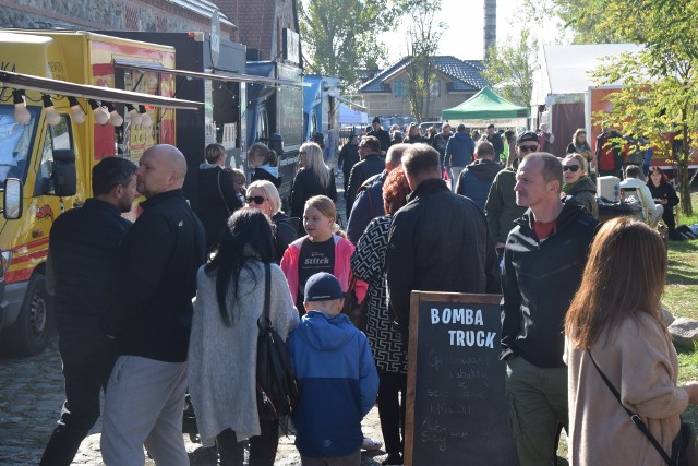 W niedzielę, 10 października, przy muzeum etnograficznym w Ochli, odbył się drugi dzień Zielonogórskiego Festiwalu Smaków Świata.ZOBACZ ZDJĘCIA >>>Pomimo że lato jest już jedynie wspomnieniem, to jednak pogoda dopisała i zielonogórzanie tłumnie zjawili się, aby skosztować potraw podawanych z kilkudziesięciu food trucków. A było w czym wybierać, hot dogi, burrito, sushi czy krewetki - wszystko serwowane w klimacie kuchni ulicznej. Zapraszamy do naszej galerii, aby zobaczyć, co dziś można było skosztować na festiwalu w skansenie.Wideo: Zielona Góra. Na zielonogórskim deptaku stanęła wystawa "20 lat UZ"