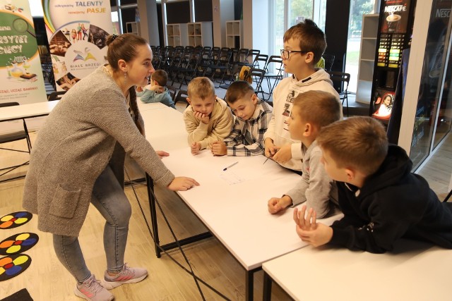 Uczestnicy Białobrzeskiego Uniwersytetu Dziecięcego tworzyli własną grę planszową.