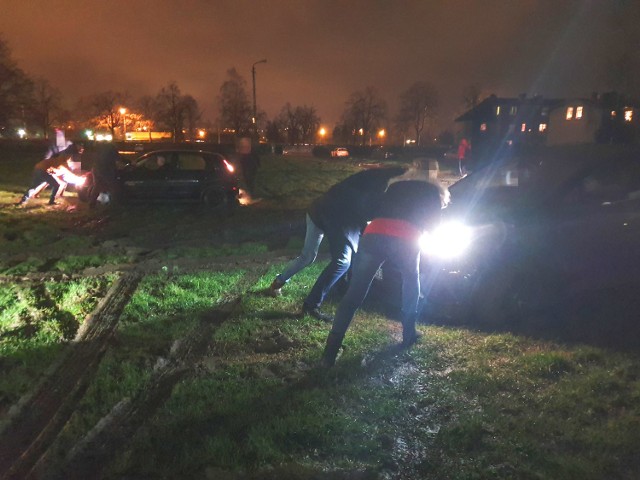 Od wielu lat nic się nie zmienia. Parking pod słupską halą Gryfia po deszczu zmienia się w bajoro wypełnione błotem. Nie inaczej było również wczoraj (środa 13.02), kiedy Czarni w Słupsku podejmowali WKK Wrocław. Deszczowa pogoda tradycyjnie już zamieniła parking w wypełnione błotem bajoro z którym walczyć musieli kibice chcący opuścić po spotkaniu parking.