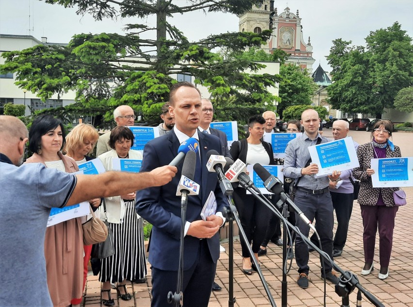 Wiceminister Rafał Weber z działaczami Prawa i Sprawiedliwości promował w Tarnobrzegu założenia Polskiego Ładu (ZDJĘCIA)