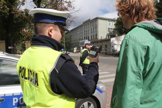 Rodzice, którzy odwożą rano dzieci do szkoły, powinni spodziewać się kontroli policjiFot: Grzegorz Gałasiński)