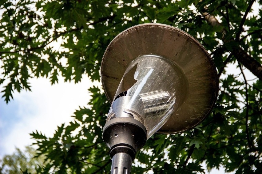 Złodzieje zniszczyli osiem latarni w parku Kościuszki w...