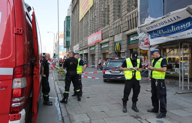 Zdarzenie przy ulicy Niepodległości postawiło na nogi wszystkie służby ratownicze. Nieoficjalnie wiemy, że sprawcę walerianowego ataku zarejestrowały kamery sklepowego monitoringu.