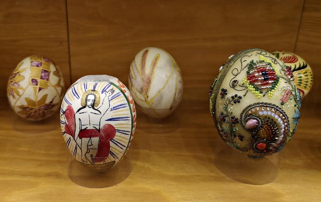 Wiosenni kolędnicy, pisanki, palmy wielkanocne i zabawki sprzedawane na krakowskich wiosennych odpustach: Emausie i Rękawce na wystawie w Muzeum Etnograficznym