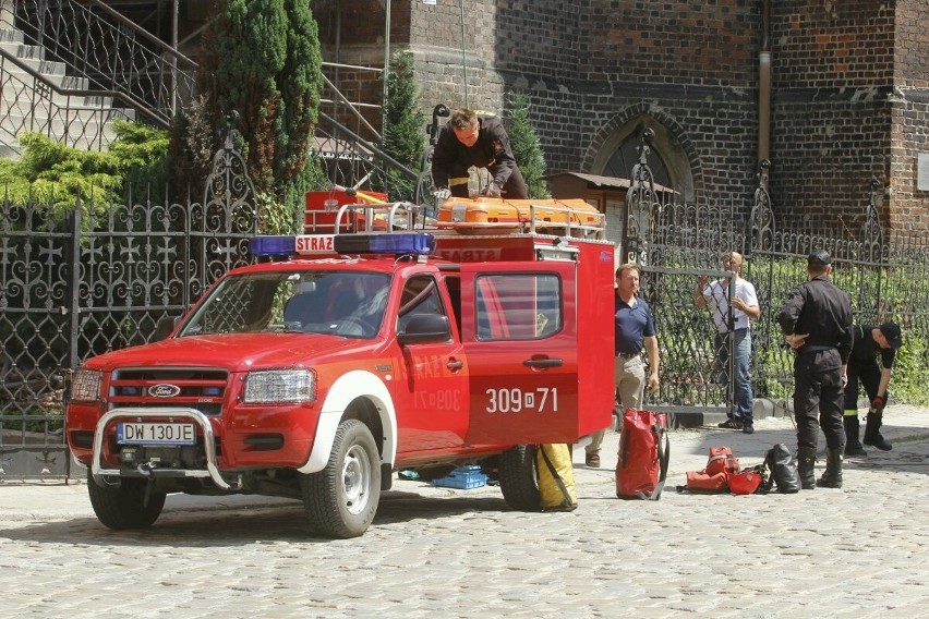 Wrocław: Mężczyzna spadł z rusztowania kościoła św. Krzyża. Nie żyje (ZDJĘCIA)