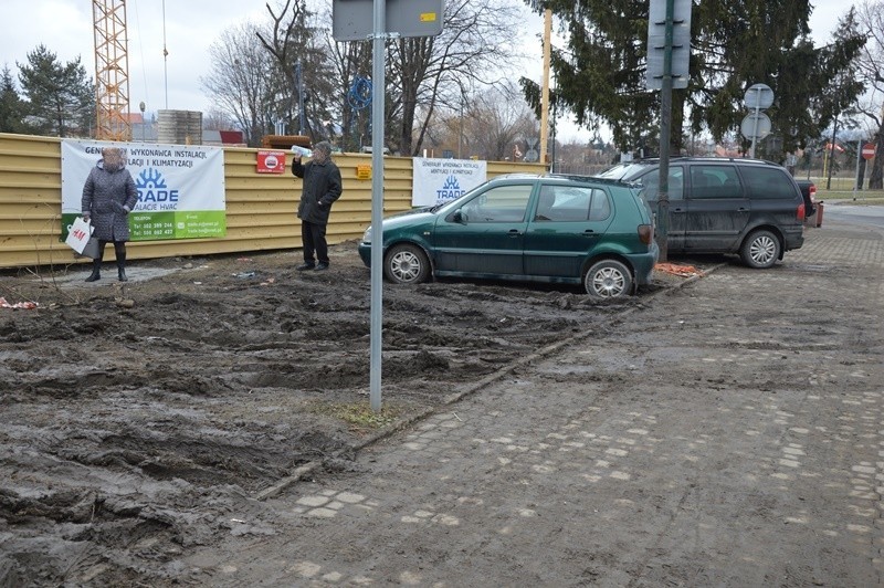 Nowy Sącz. Szpital się rozbudowuje, a pacjent parkuje w błocie [ZDJĘCIA]