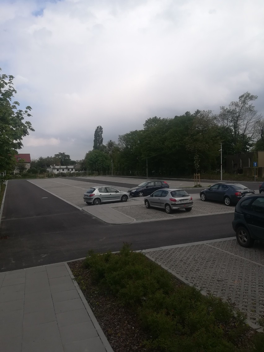 Parking przy Opolskiej z zamkniętym szlabanem - obłożenie