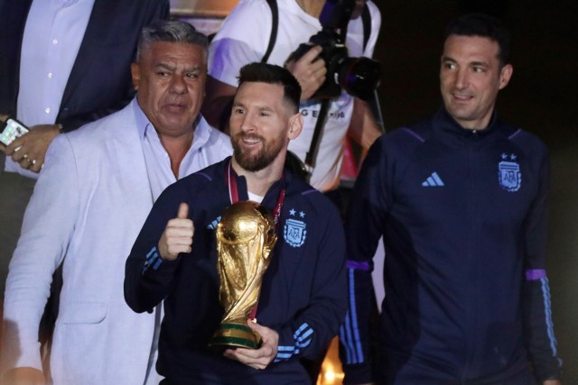 Lionel Messi w towarzystwie selekcjonera reprezentacji Argentyny, Lionela Scaloniego (z prawej) i prezesa Argentyńskiego Związku Piłkarskiego, Claudio Tapii (z lewej)