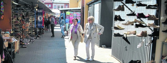 Cieszyńskie targowisko Juwenia przy alei Łyska. Towaru pod dostatkiem, ceny przystępne, ale klientów - jak na lekarstwo. Kupują głównie Czesi, Słowaków i Polaków jest bardzo mało. Jak żyć?