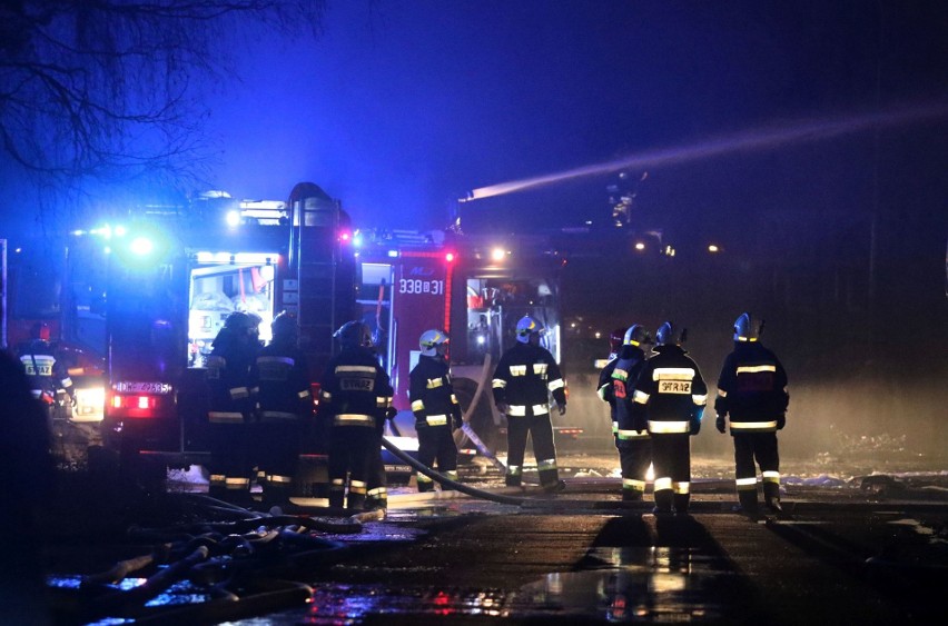 Ogromny pożar na terenie składu materiałów budowlanych MB 03...