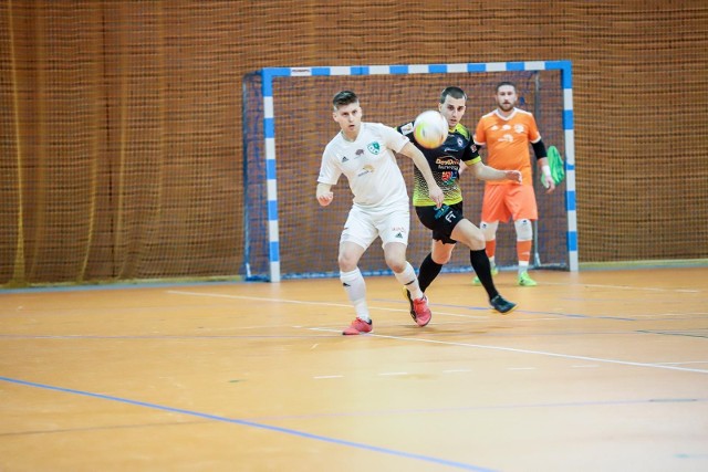 Futsaliści Futbalo Białystok (na biało) bronić będą w Mosinie miejsca na pierwszoligowym podium