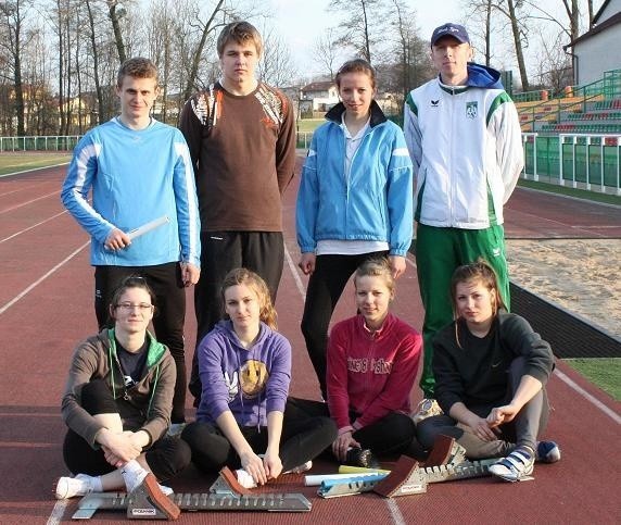 Młodzi lekkoatleci OKLA wraz z trenerem Bartoszem Witkowskim podczas zgrupowania w Lubawie.